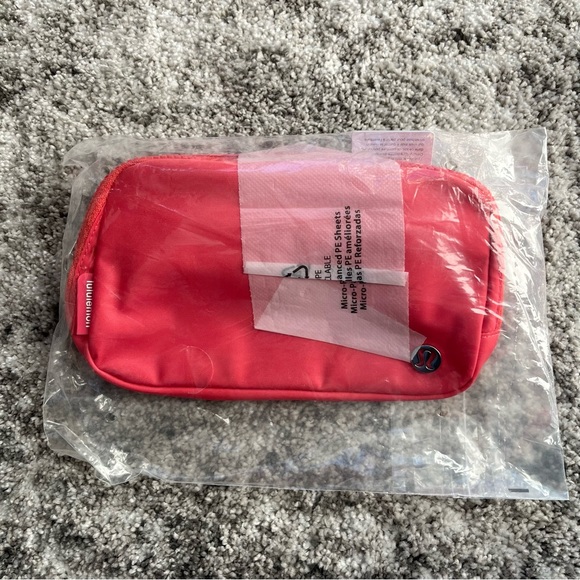 NWT LULULEMON Everywhere Belt Bag - Picture 2 of 2